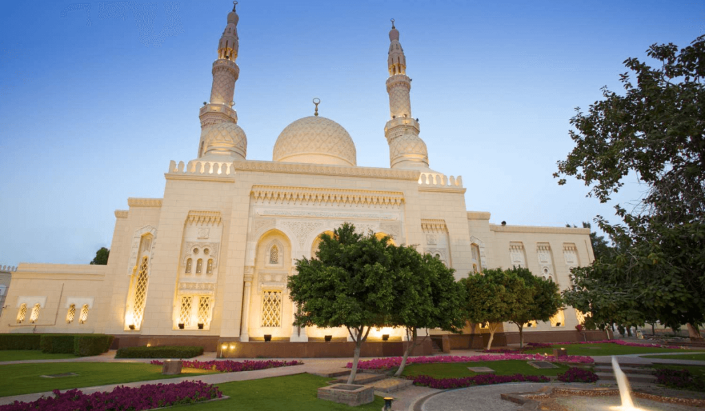 Jumeirah Mosque - Best Cheap Things To Do In Dubai