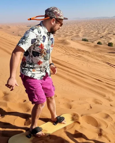 sand boarding red dunes dubai